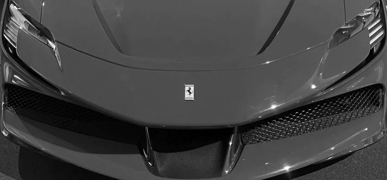 Ιπτάμενες Ferrari χάνουν τη στροφή και προσγειώνονται σε μάντρα κήπου στην Ιταλία