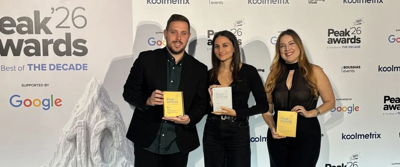Peak awards: Η ομάδα της Hellas Direct με τα τρία βραβεία στα χέρια