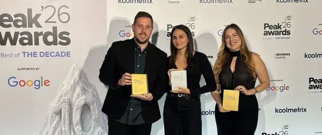 Peak awards: Η ομάδα της Hellas Direct με τα τρία βραβεία στα χέρια