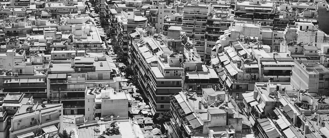 ΑΤΑΚ ακινήτου, πόλη από ψηλά με πολυκατοικίες, φαίνονται ταράτσες και τέντες
