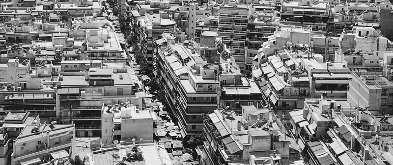 ΑΤΑΚ ακινήτου, πόλη από ψηλά με πολυκατοικίες, φαίνονται ταράτσες και τέντες