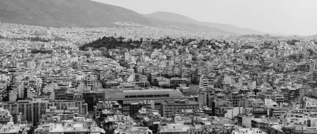 Πόλη από μακριά, κτήρια το ένα δίπλα στο άλλο, τι καλύπτει η ασφάλεια σπιτιού