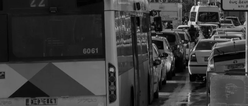 Kίνηση στον δρόμο, λεωφορείο και αυτοκίνητα σε μποτιλιάρισμα, τέλη κυκλοφορίας πληρωμή