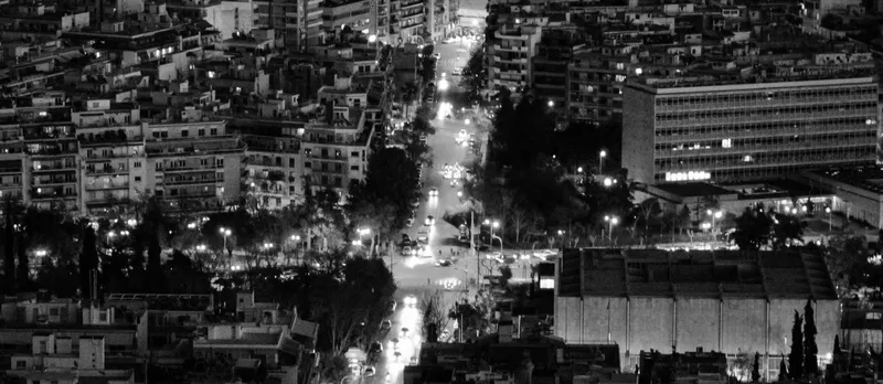 Δακτύλιος Αθήνας, αεροφωτογραφία αστικής περιοχής τη νύχτα, με πολυκατοικίες και φωτισμένους δρόμους