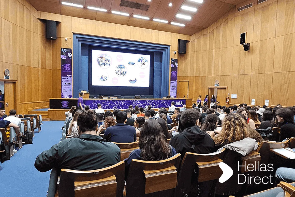αίθουσα εκηδλώσεων, παρουσίαση στη σκηνή, άνθρωποι καθισμένοι σε καρέκλες σε αμφιθεατρική διάταξη