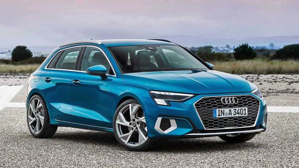 μπλε audi σταθμευμένο