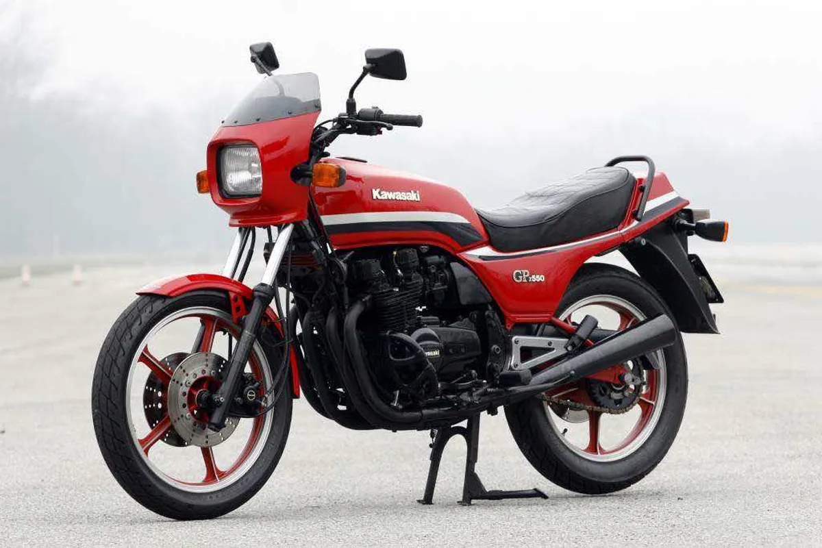 Παρκαρισμένη κόκκινη Kawasaki GPZ 550 σε δρόμο