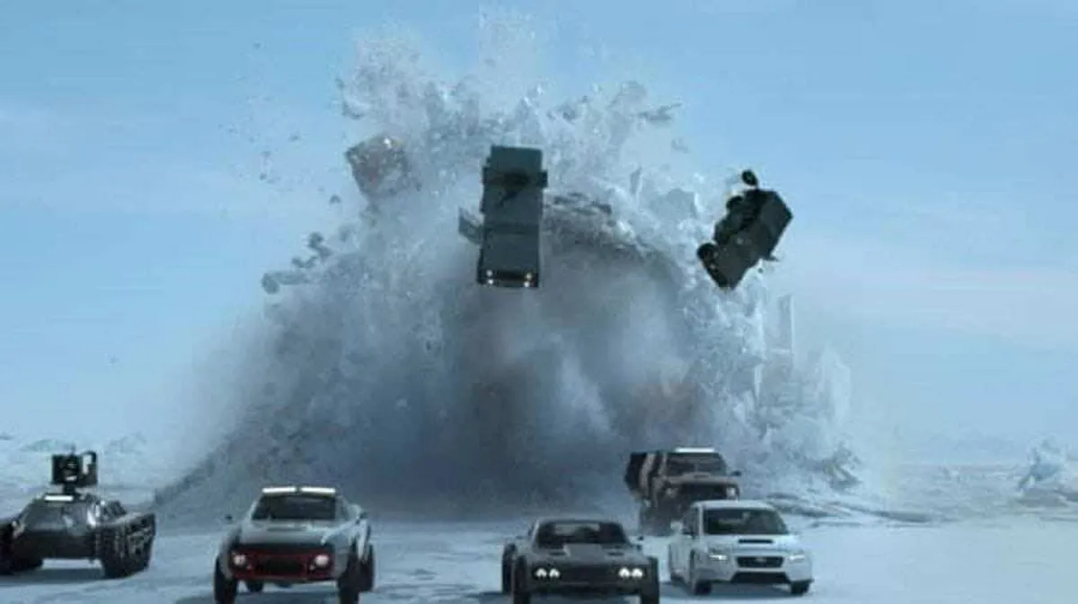 Σκηνή από ταινία Fast & Furious: Αυτοκίνητα πετάγονται στον αέρα μετά από έκρηξη