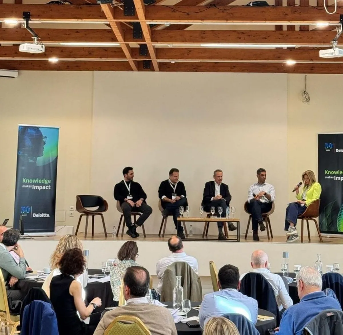 η εξέδρα του Scale Up Event, πέντε άνθρωποι καθισμένοι μιλούν κοιτώντας το κοινό