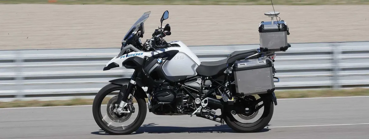 Μια BMW R1200GS παρκαρισμένη στην άκρη του δρόμου