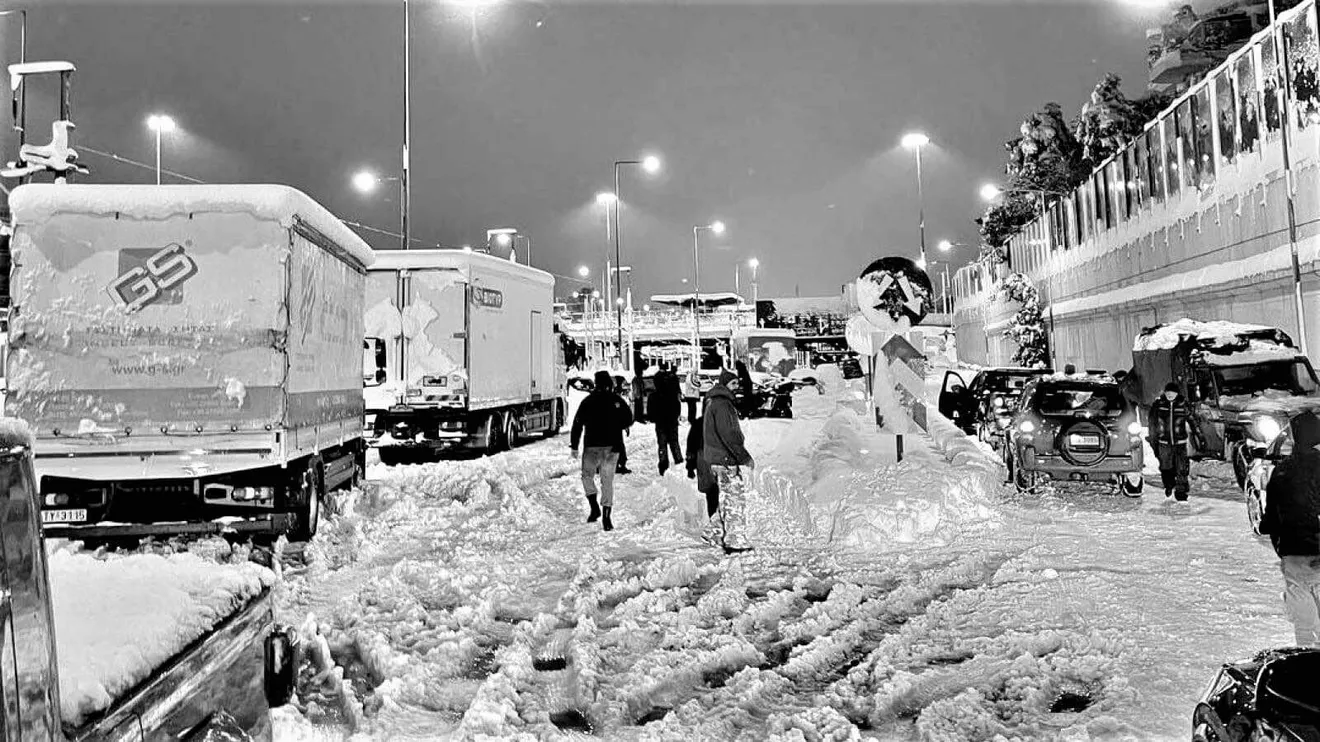Τι πρέπει να κάνουν οι οδηγοί των οχημάτων που εγκλωβίστηκαν στην Αττική Οδό