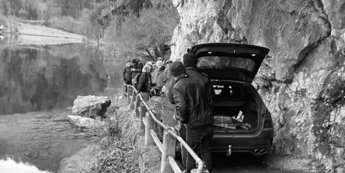 Έχουμε νικητή! Πεισματάρης οδηγός αγνοεί κάθε πινακίδα, ακούει το gps και κολλάει το αυτοκίνητό του στο βουνό