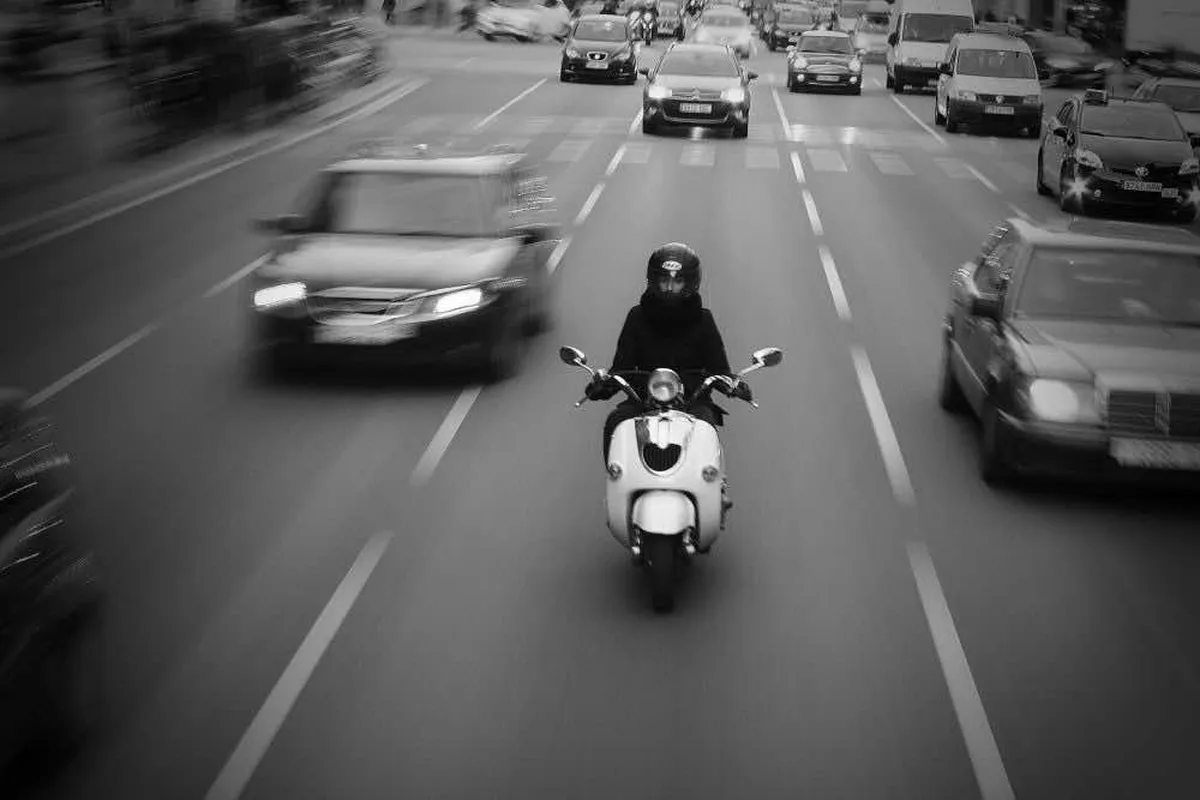 Μηχανάκι σε κίνηση στον δρόμο — τι κάνεις σε τροχαίο με ανασφάλιστο όχημα